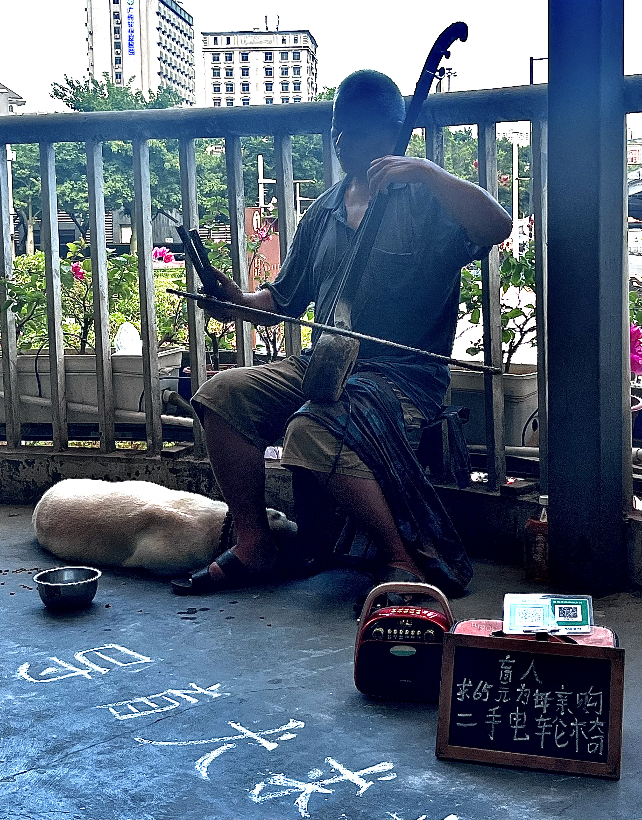 Músico callejero durante un momento fuera de agenda