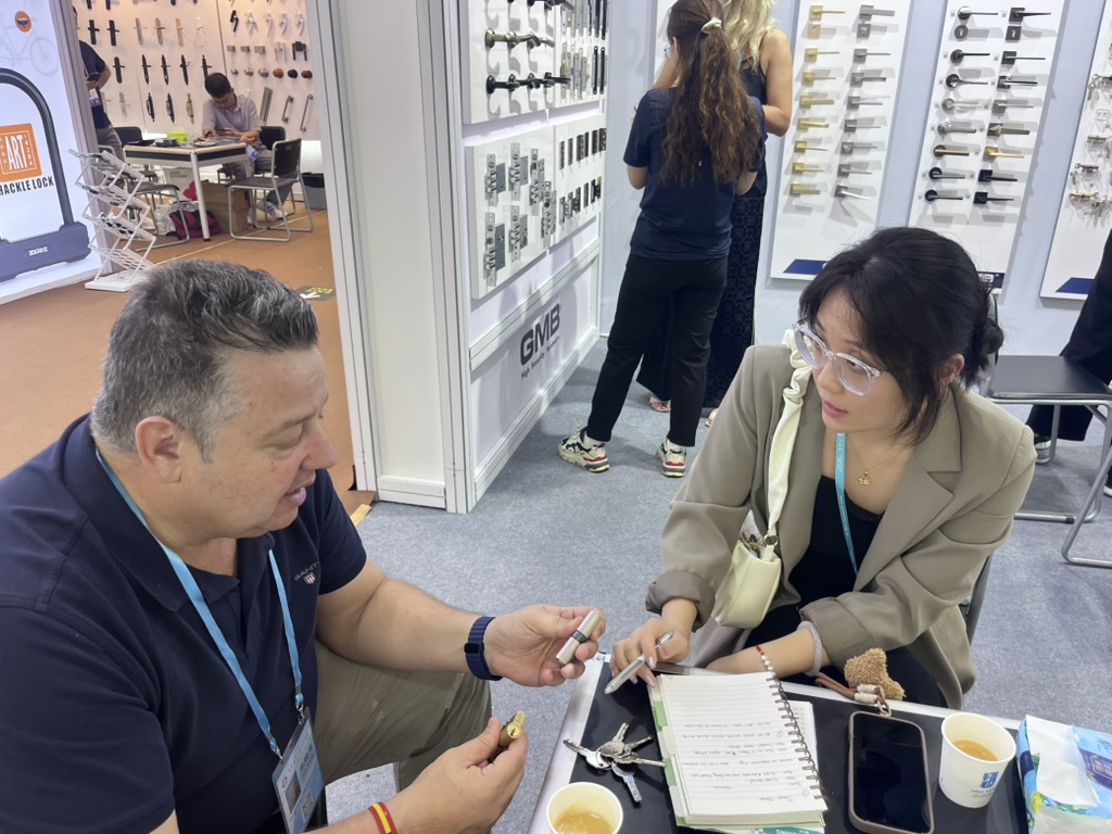 Nuo Nuo trabajando con un cliente en la Feria de Cantón