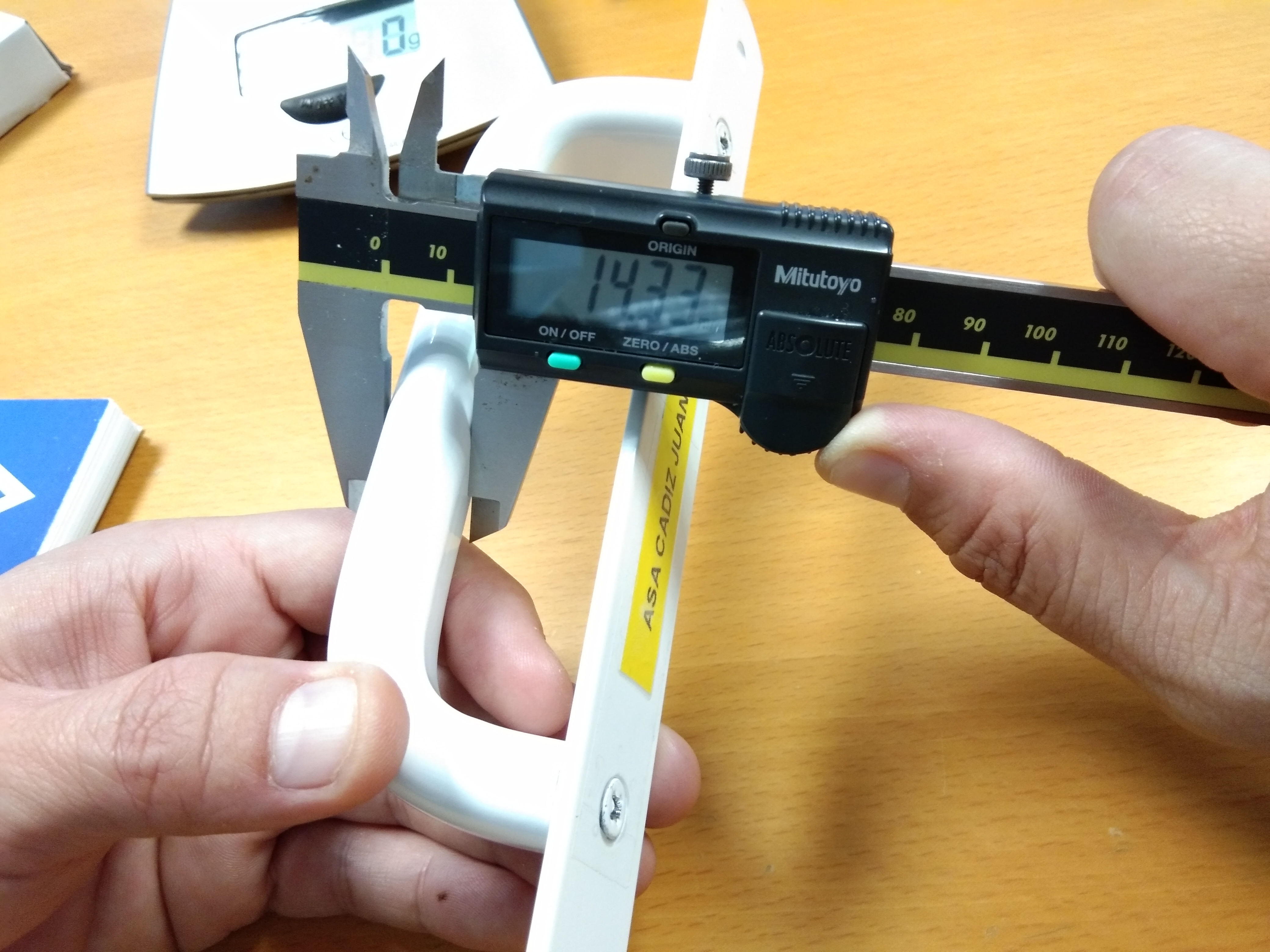 Control dimensional de una muestra con un calibre